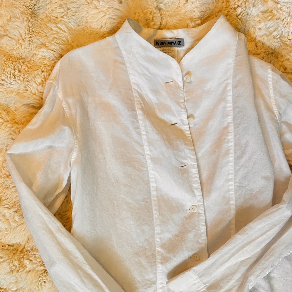 Issey Miyake White Minimalist Button-Down Shirt – Architectural Japanese Design